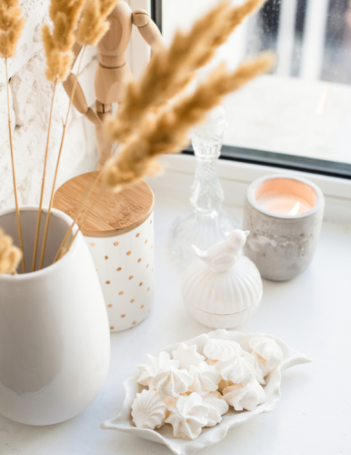 picture of candle and shell and vase